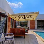 Villa De Bueyuek Havuzlu, Jakuzili Muestakil