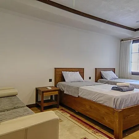 De Büyük Havuzlu, Jakuzili Müstakil