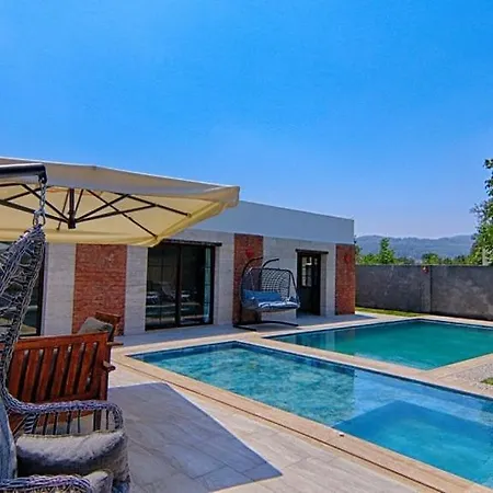 De Bueyuek Havuzlu, Jakuzili Muestakil * فتحية