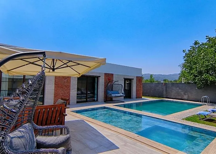 De Bueyuek Havuzlu, Jakuzili Muestakil * فتحية