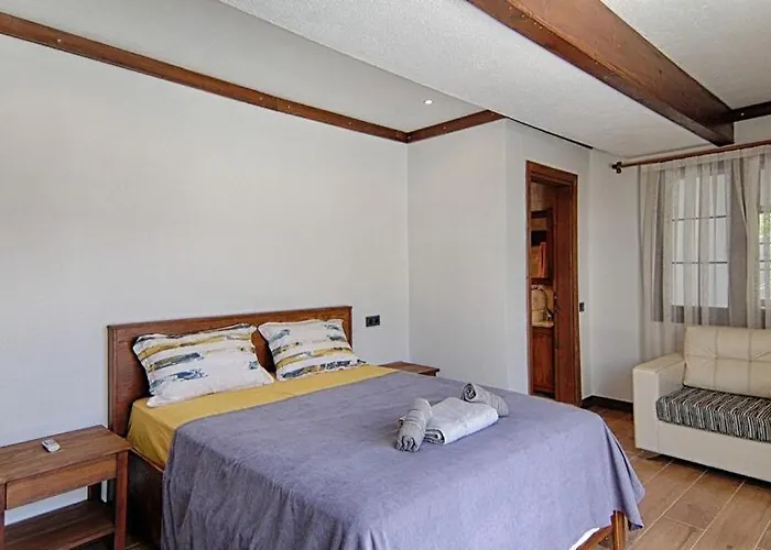 Βίλα De Bueyuek Havuzlu, Jakuzili Muestakil *