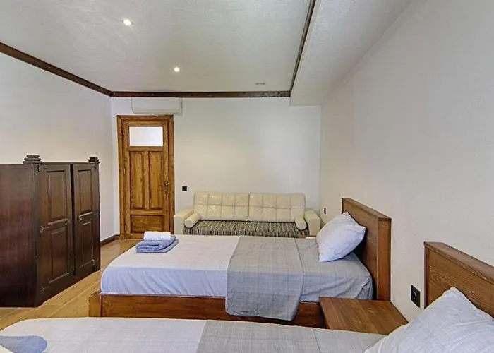 De Bueyuek Havuzlu, Jakuzili Muestakil فتحية