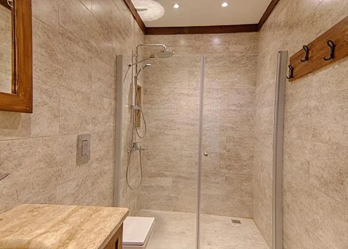 De Bueyuek Havuzlu, Jakuzili Muestakil Villa *