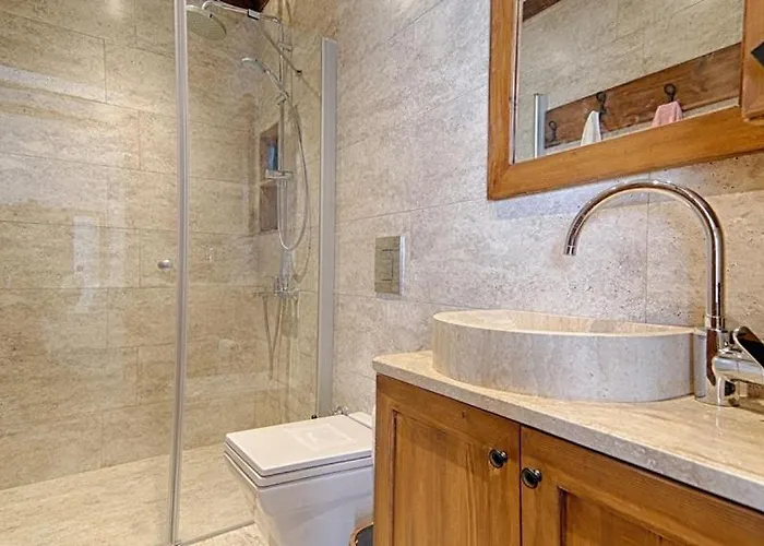 فيلة De Bueyuek Havuzlu, Jakuzili Muestakil فتحية