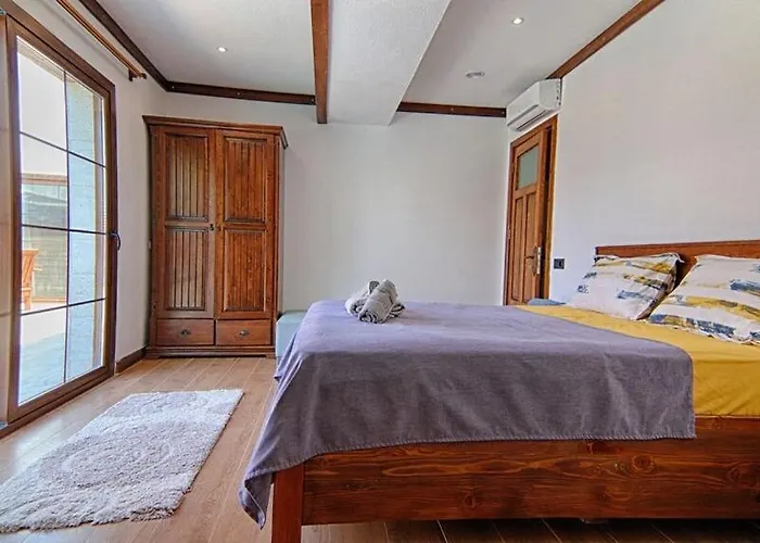 De Bueyuek Havuzlu, Jakuzili Muestakil * Fethiye