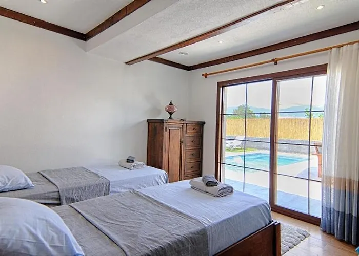 De Bueyuek Havuzlu, Jakuzili Muestakil Villa *